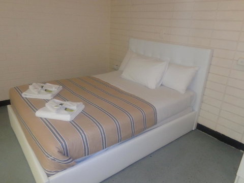 Adelaide Backpackers And Travellers Inn - Winery Find 24