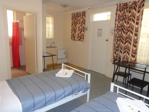 Adelaide Backpackers And Travellers Inn - Winery Find 27
