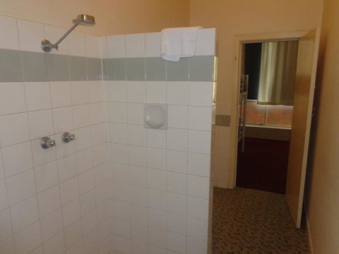 Adelaide Backpackers And Travellers Inn - Winery Find 5