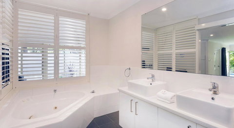 Bayview Geographe Resort Busselton - Winery Find 15