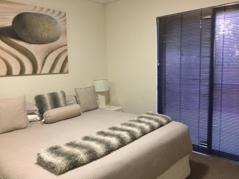 Parklane Apartments - Winery Find 8
