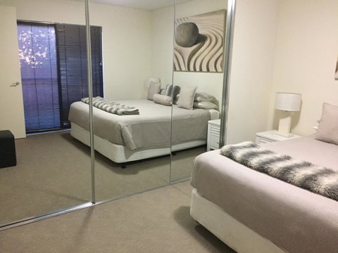 Parklane Apartments - Winery Find 10