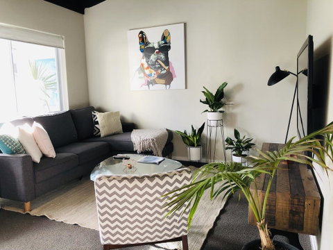 West Beach Lagoon 220 Stylish And Cozy - Winery Find 4