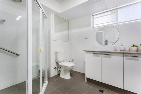 Laman Lodge, Unit 2, 15 Laman Street - Winery Find 11