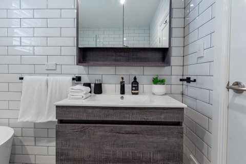 Heritage Townhouse Near Harbour Bridge - Winery Find 15