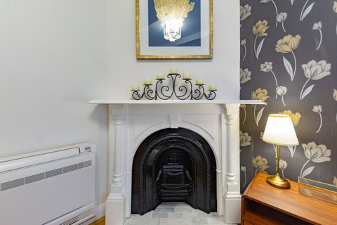 Heritage Townhouse Near Harbour Bridge - Winery Find 8