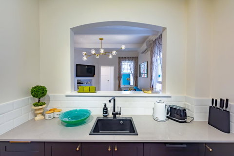 Heritage Townhouse Near Harbour Bridge - Winery Find 13