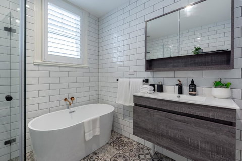 Heritage Townhouse Near Harbour Bridge - Winery Find 9