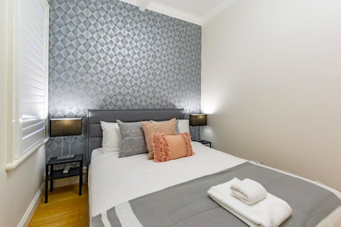 Heritage Townhouse Near Harbour Bridge - Winery Find 27