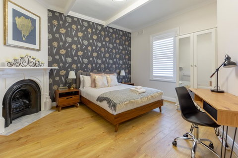Heritage Townhouse Near Harbour Bridge - Winery Find 26