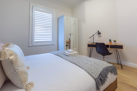 Heritage Townhouse Near Harbour Bridge - Winery Find 6