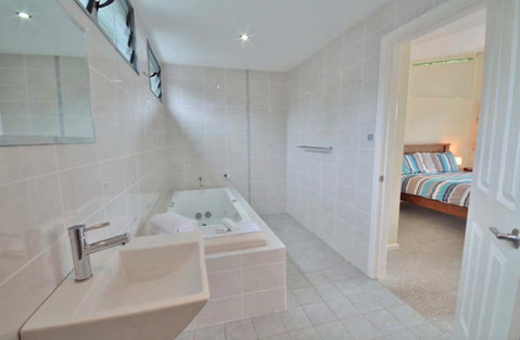 Crescent Head Spa Villa - Winery Find 14
