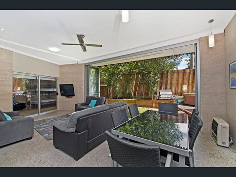 Crescent Head Spa Villa - Winery Find 12