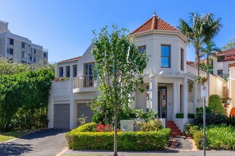 Kensington Self-Contained Modern House (89BROM) - Winery Find 0