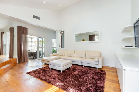 Kensington Self-Contained Modern House (89BROM) - Winery Find 16