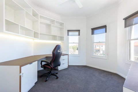 Kensington Self-Contained Modern House (89BROM) - Winery Find 11