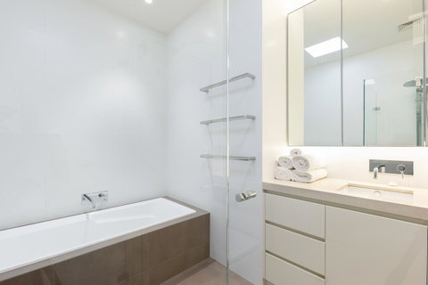 Kensington Self-Contained Modern House (89BROM) - Winery Find 7