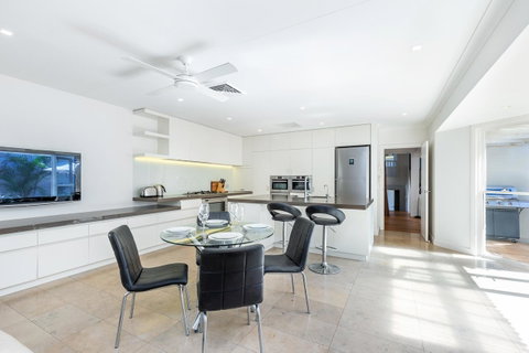 Kensington Self-Contained Modern House (89BROM) - Winery Find 5
