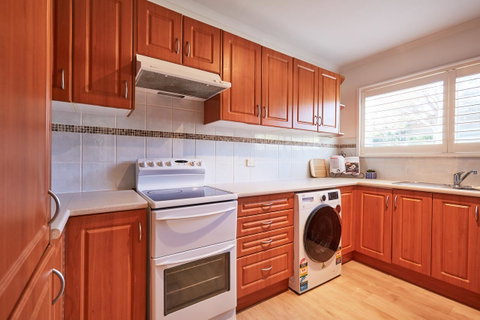 Bright And Spacious Family Home With Leafy Deck - Winery Find 17