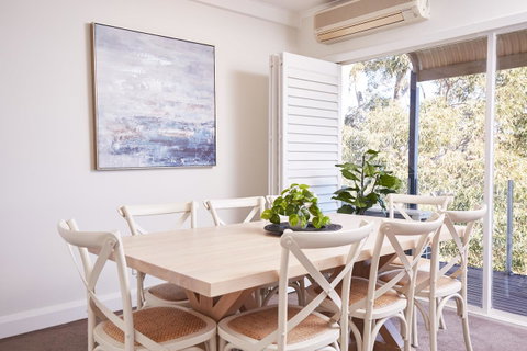 Bright And Spacious Family Home With Leafy Deck - Winery Find 22