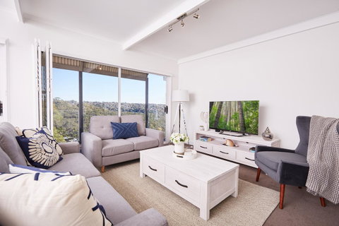 Bright And Spacious Family Home With Leafy Deck - Winery Find 3