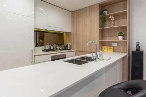 Japanese Style Waterfront Apt Wt Rooftop Pool - Winery Find 9