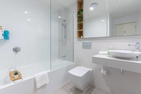 Japanese Style Waterfront Apt Wt Rooftop Pool - Winery Find 20