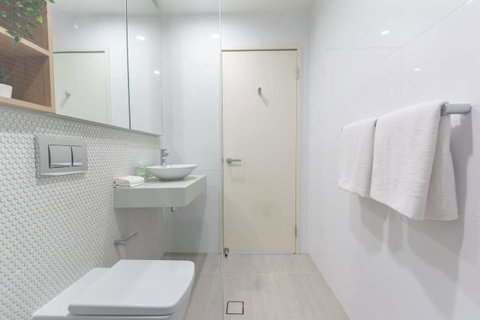 Japanese Style Waterfront Apt Wt Rooftop Pool - Winery Find 5