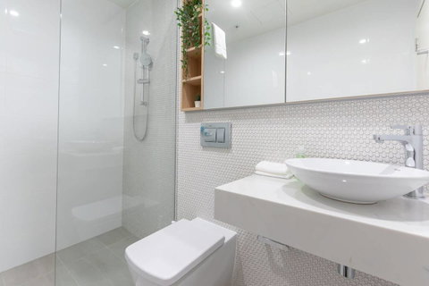Japanese Style Waterfront Apt Wt Rooftop Pool - Winery Find 12