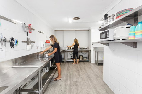 Summer House Sydney City - Formerly Sydney Backpackers - Winery Find 11