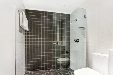 Rydges Sydney Central - Winery Find 25