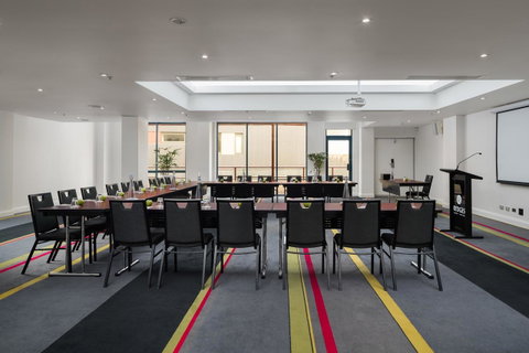 Rydges Sydney Central - Winery Find 37