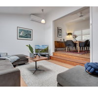 Spacious cottage with views 10 mins from the city - Winery Find