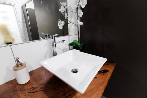 Mad Monkey Broadway - Winery Find 15