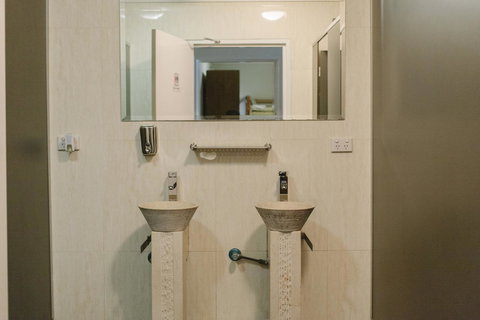 Mad Monkey Broadway - Winery Find 31