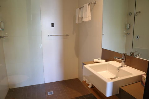 Alpha Hotel Eastern Creek - Winery Find 27