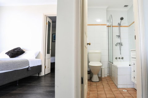 Little Coogee Hotel - Winery Find 23