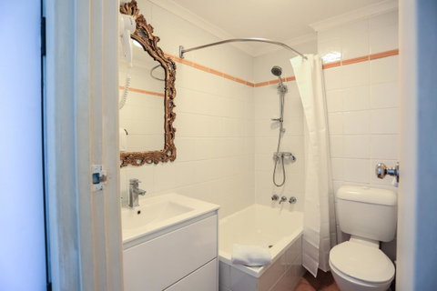 Little Coogee Hotel - Winery Find 12