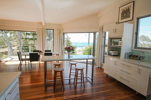 Valla's Beach House - Winery Find 11