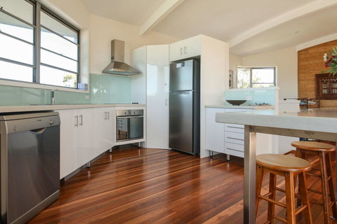 Valla's Beach House - Winery Find 12