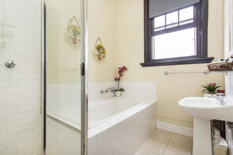 Sydney Harbour Bed And Breakfast - Winery Find 16