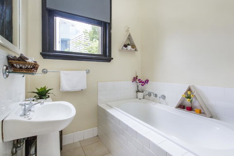Sydney Harbour Bed And Breakfast - Winery Find 24