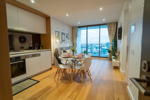 Two Bedroom Darling Harbour Apt Chinatown CBD UTS - Winery Find 0