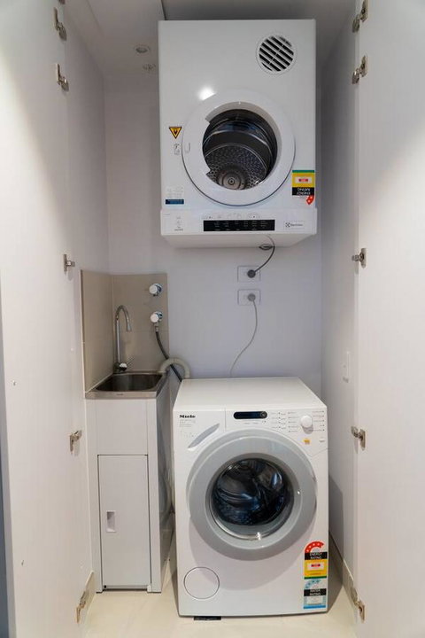 Two Bedroom Darling Harbour Apt Chinatown CBD UTS - Winery Find 15