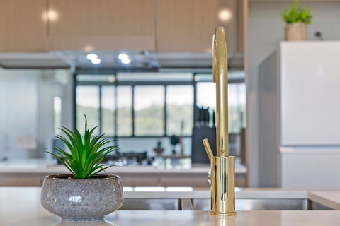 Stylish And Neat Two Bed Apartment In Wentworth Point - Winery Find 2