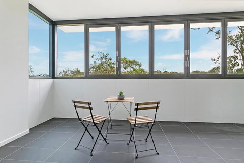Stylish And Neat Two Bed Apartment In Wentworth Point - Winery Find 8