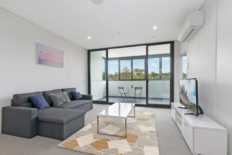 Stylish And Neat Two Bed Apartment In Wentworth Point - Winery Find 0