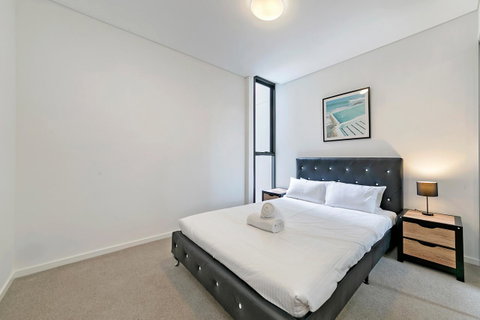 Stylish And Neat Two Bed Apartment In Wentworth Point - Winery Find 6