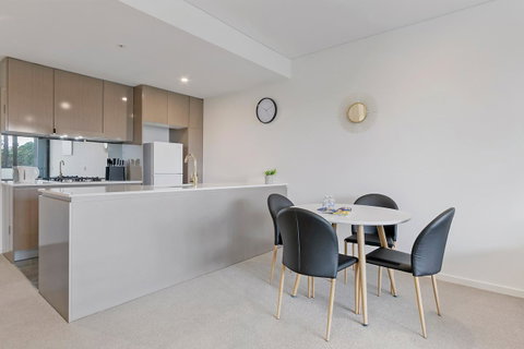 Stylish And Neat Two Bed Apartment In Wentworth Point - Winery Find 3