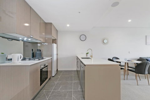 Stylish And Neat Two Bed Apartment In Wentworth Point - Winery Find 5